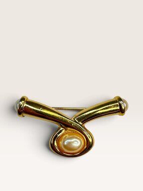 Richelieu 1980s Gold Tone Faux Pearl Abstract Crossover Swirl Brooch Pin 1.74"